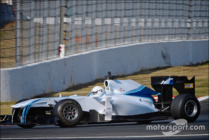 Mobile gamer tests a Williams Formula 1 car