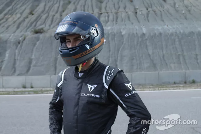 Andrea Dovizioso y Jorge Lorenzo, pilotos de MotoGP de Ducati Corse y embajadores de CUPRA, prueban el coche de competición de la marca