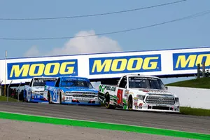 Harrison Burton, Kyle Busch Motorsports, Toyota Tundra Hunt Brothers Pizza\Fields and Johnny Sauter, GMS Racing, Chevrolet Silverado ISM Connect