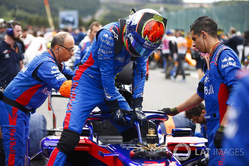 Brendon Hartley, Toro Rosso, wysiada z samochodu na polach startowych