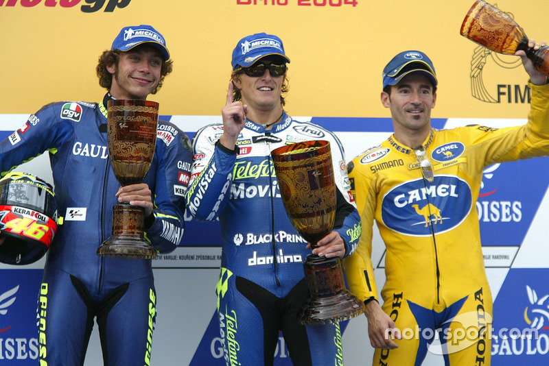 Podio: 1º Sete Gibernau, 2º Valentino Rossi, 3º Max Biaggi