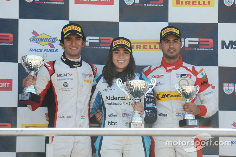 Podium : Jamie Chadwick, Douglas Motorsport, victorieuse, avec le deuxième Krishnaraaj Mahadik, Double R et le troisième Kush Maini, Lanan Racing