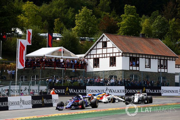 Brendon Hartley, Toro Rosso STR13, Charles Leclerc, Sauber C37, y Marcus Ericsson, Sauber C37