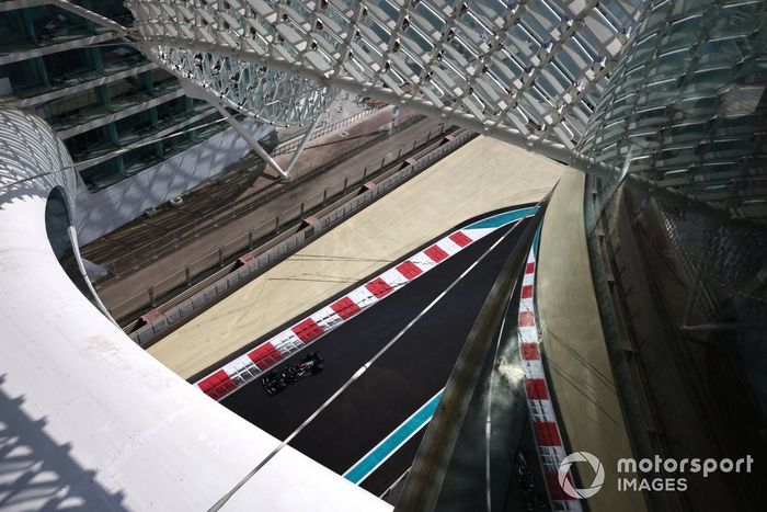 George Russell, Mercedes W10 adaptado (muleto) con los Pirelli de 18 pulgadas 