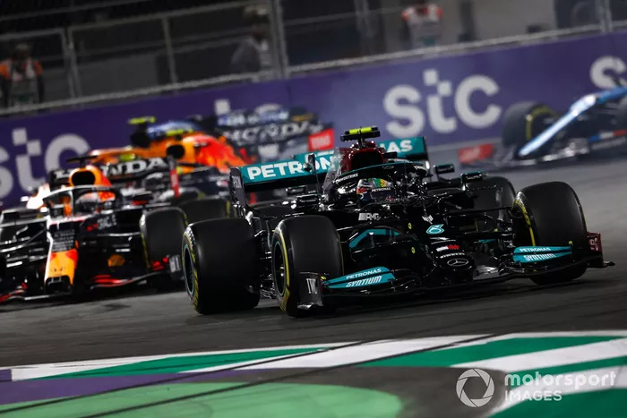 Lewis Hamilton, Mercedes W12, Valtteri Bottas, Mercedes W12, Max Verstappen, Red Bull Racing RB16B, y el resto de la parrilla
