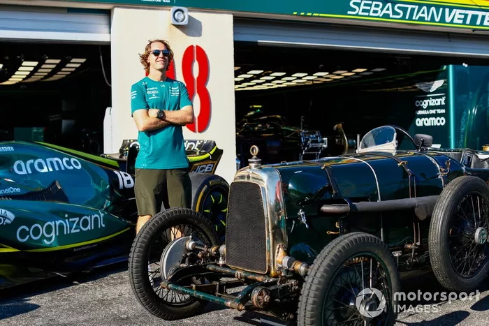 Sebastian Vettel, Aston Martin, posa con el Aston Martin AMR22 y el Green Pea TT1 de 1922