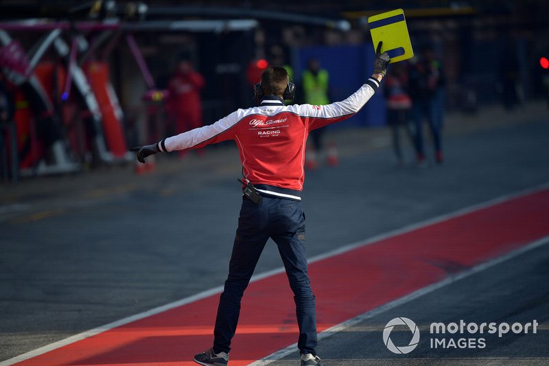 Meccanico Alfa Romeo Racing in pit lane