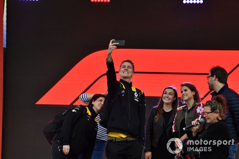 Un miembro del equipo de Renault toma una selfie