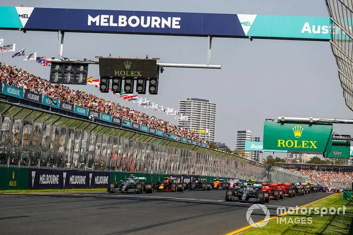 Las luces se apagan y Lewis Hamilton, Mercedes AMG F1 W10, lidera Valtteri Bottas, Mercedes AMG W10, Sebastian Vettel, Ferrari SF90, Max Verstappen, Red Bull Racing RB15 y el resto del campo al comienzo
