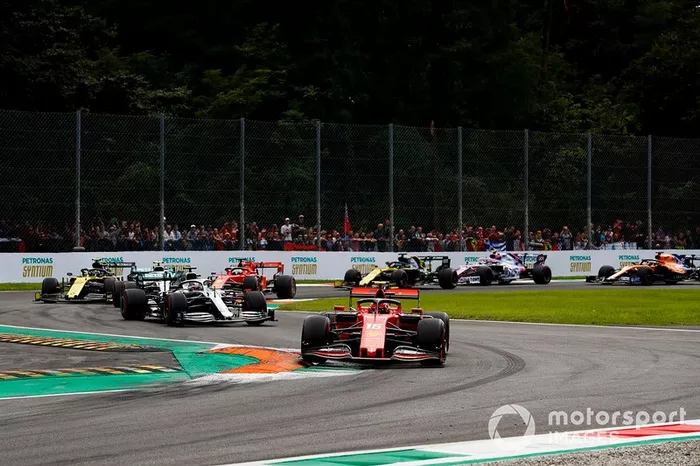 Charles Leclerc, Ferrari SF90, lidera Lewis Hamilton, Mercedes AMG F1 W10, Valtteri Bottas, Mercedes AMG W10, Sebastian Vettel, Ferrari SF90, y el resto del campo en la salida