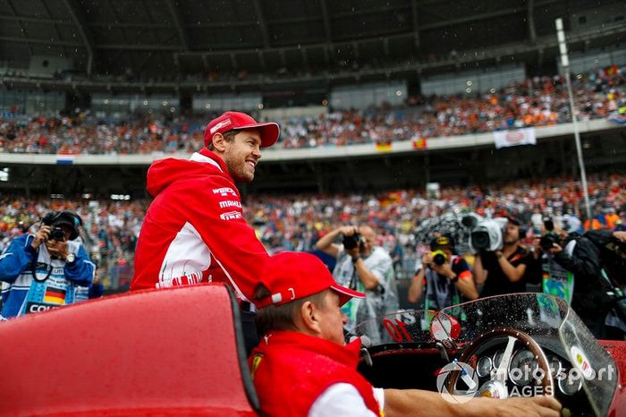 Sebastian Vettel, Ferrari, en el desfile de pilotos