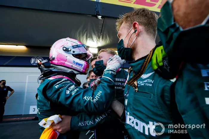 Sebastian Vettel, Aston Martin, 2ª posición, celebra en Parc Ferme