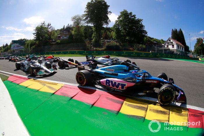 Fernando Alonso, Alpine A522, Lewis Hamilton, Mercedes W13, Sergio Pérez, Red Bull Racing RB18, George Russell, Mercedes W13, el resto en la salida