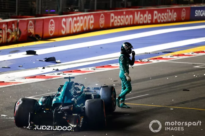 Lance Stroll, Aston Martin AMR23, s'éloigne de sa voiture lourdement endommagée après un accident à la fin de la Q1.