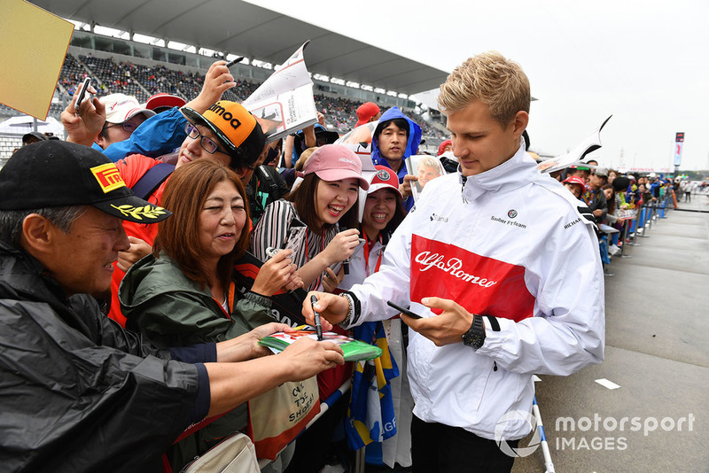Marcus Ericsson, Sauber signs autographs for the fans
