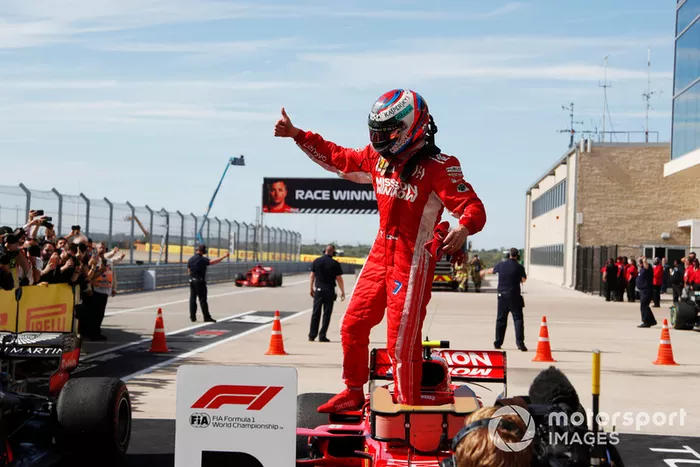 Kimi Raikkonen, Ferrari celebra en el Parc Ferme después de ganar la carrera.