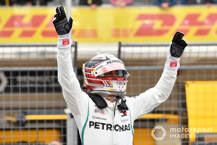 Ganador de la pole Lewis Hamilton, Mercedes AMG F1 celebra en Parc Ferme 