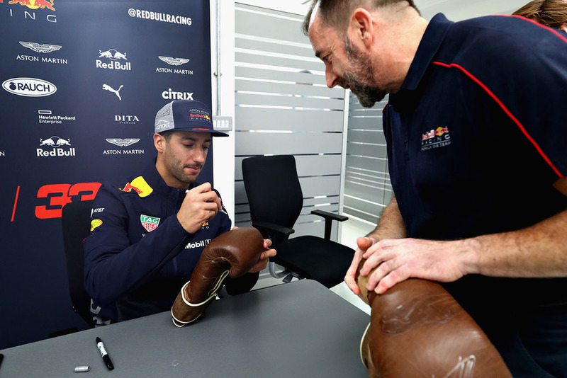 Daniel Ricciardo, Red Bull Racing, firma autografi