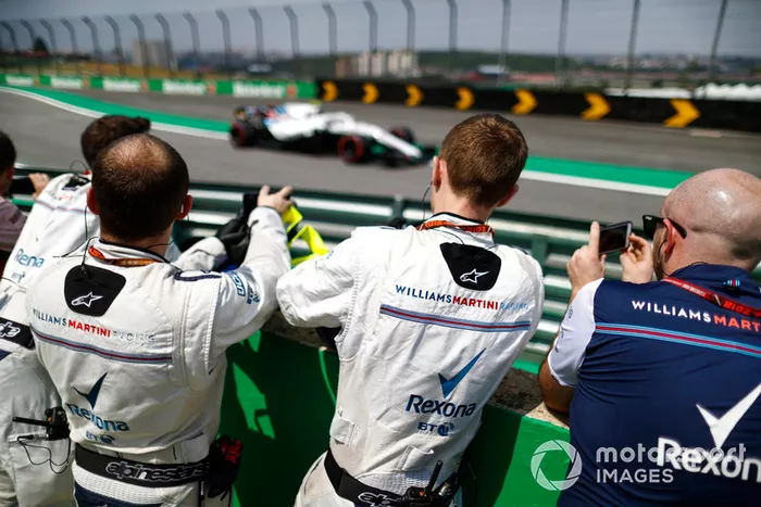 Los miembros del equipo Williams fotografían a Sergey Sirotkin, Williams FW41 Mercedes