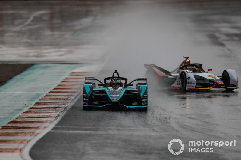 Mitch Evans, Panasonic Jaguar Racing, Jaguar I-Type 3 leads Daniel Abt, Audi Sport ABT Schaeffler, Audi e-tron FE05 as he spins in the wet conditions