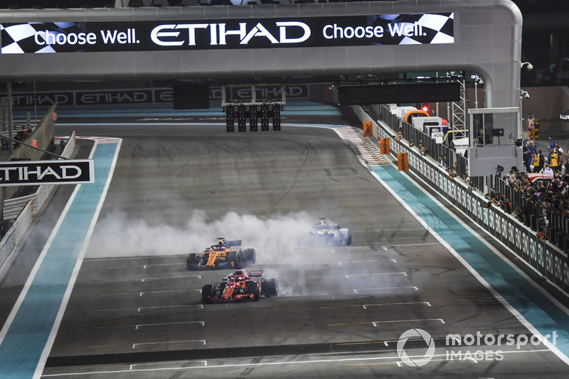 Lewis Hamilton, Mercedes-AMG F1 W09, Sebastian Vettel, Ferrari SF71H y Fernando Alonso, McLaren MCL33 hacen donas al final de la carrera