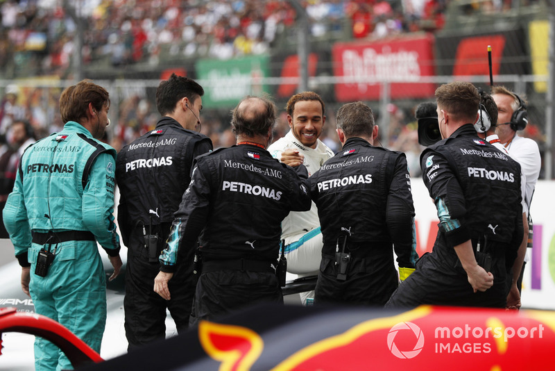 Lewis Hamilton, Mercedes AMG F1, celebra su quinto título con el equipo