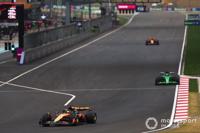 Nico Hulkenberg, Sauber, Lando Norris, McLaren, Oscar Piastri