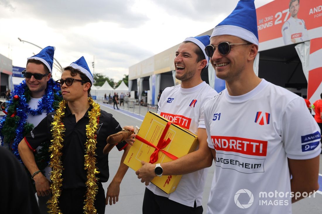 Stoffel Vandoorne de Bélgica, Maserati MSG Racing, Nyck de Vries de Holanda, Mahindra Racing, Jake Dennis , Andretti Formula E, Nico Muller , Andretti Formula E con regalos de Navidad.