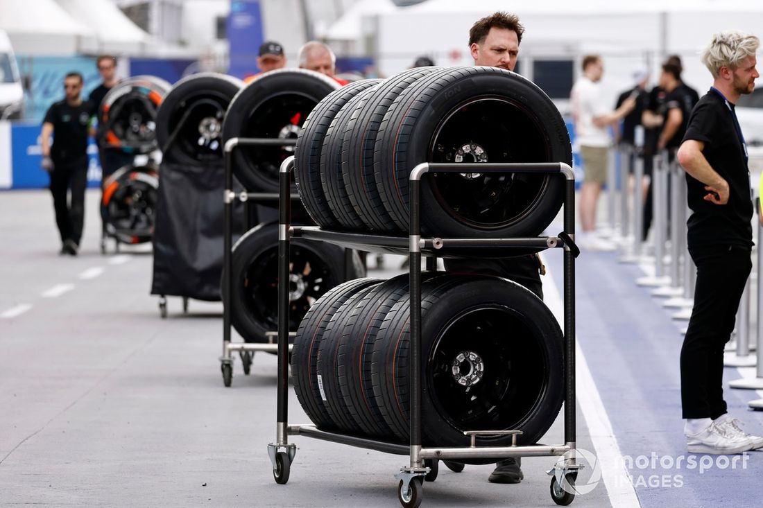 Miembros del equipo empujan carritos con neumáticos Hankook por el pit lane