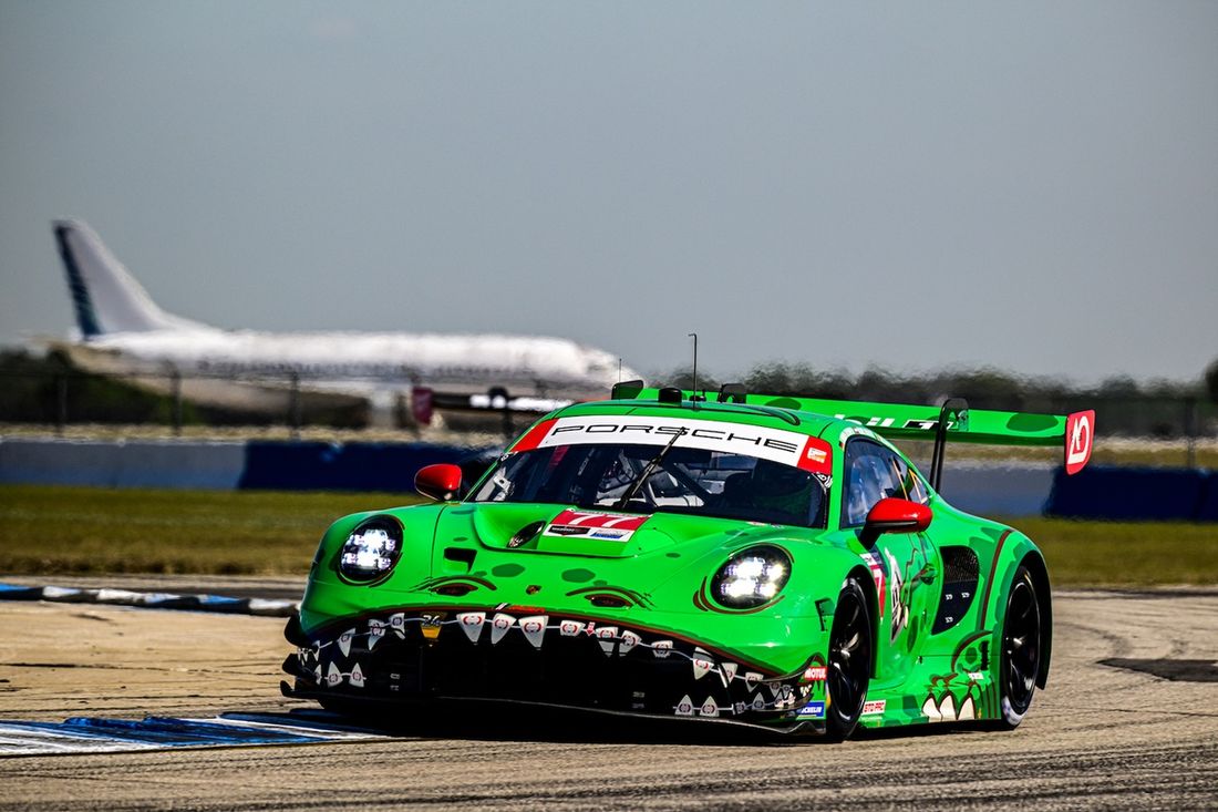 #77 AO Racing Porsche 911 GT3 R (992): Laurin Heinrich, Klaus Bachler, Alessio Picariello