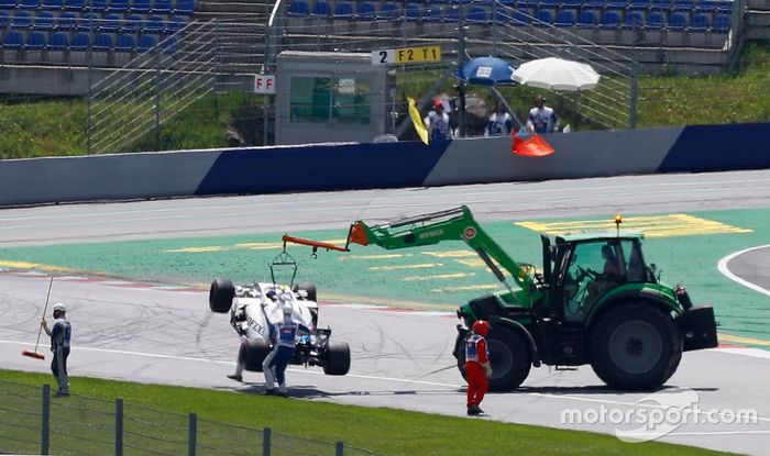 Oficiales retiran el monoplaza de Nicholas Latifi, Williams FW43