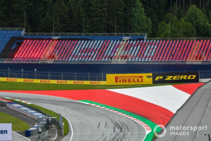 Una tribuna iluminada 