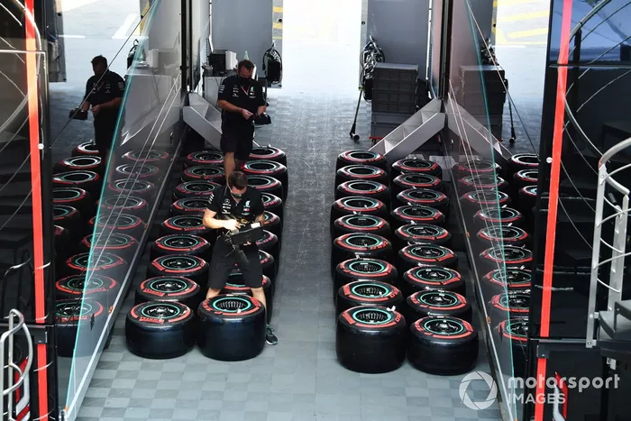 Miembros de Mercedes trabajan con los neumáticos Pirelli