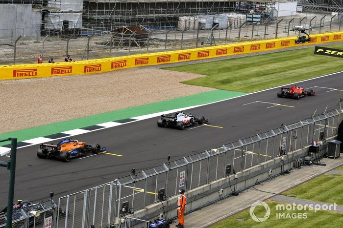 Sebastian Vettel, Ferrari SF1000, Kevin Magnussen, Haas VF-20, y Carlos Sainz Jr., McLaren MCL35