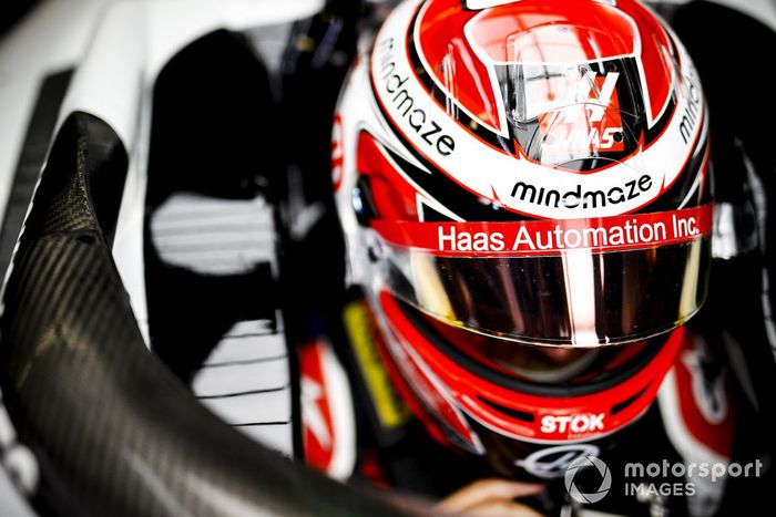 Kevin Magnussen, Haas F1, en su cockpit