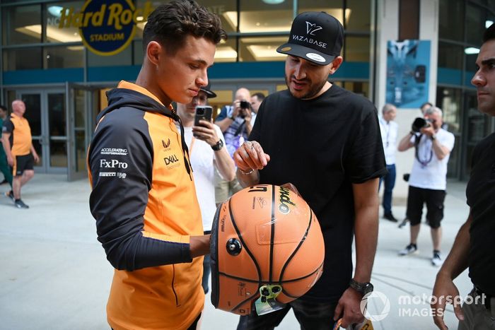 Lando Norris, McLaren con un casco con temática de baloncesto de la NBA