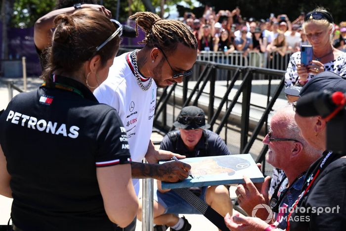George Russell, Mercedes-AMG, Lewis Hamilton, Mercedes-AMG firmando autógrafos