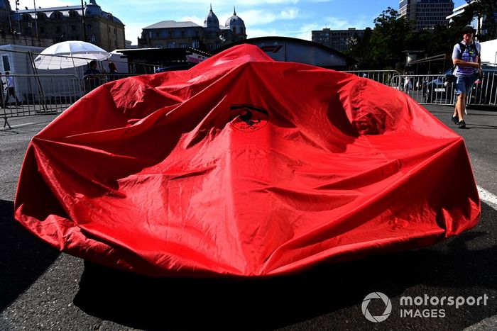El coche de Carlos Sainz, Ferrari F1-75, bajo una cubierta