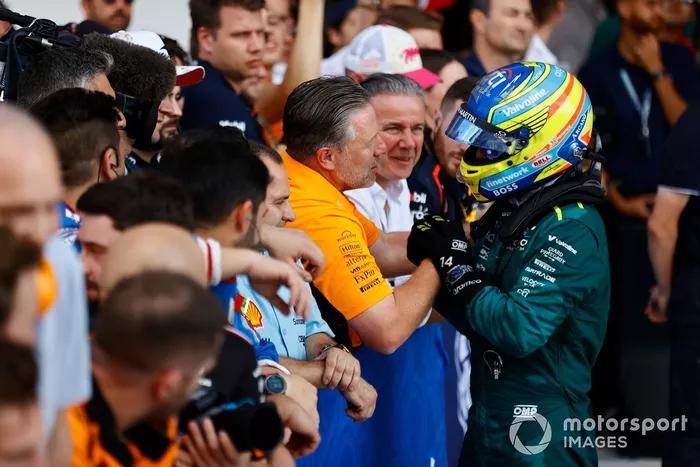 Fernando Alonso, Aston Martin F1 Team, felicita a Zak Brown, CEO, McLaren Racing, el equipo McLaren a su llegada al Parc Ferme