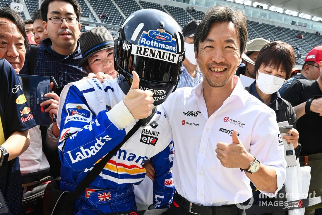Ayao Komatsu, Diretor de Equipa da Haas F1 Team, com um fã