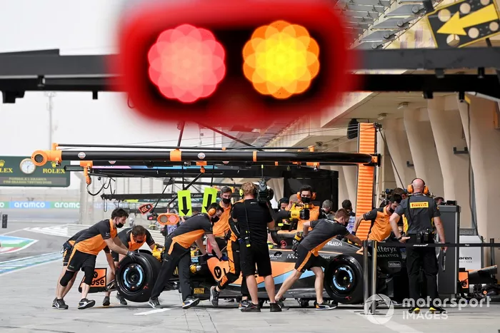 Lando Norris, McLaren MCL36, vuelve al box  