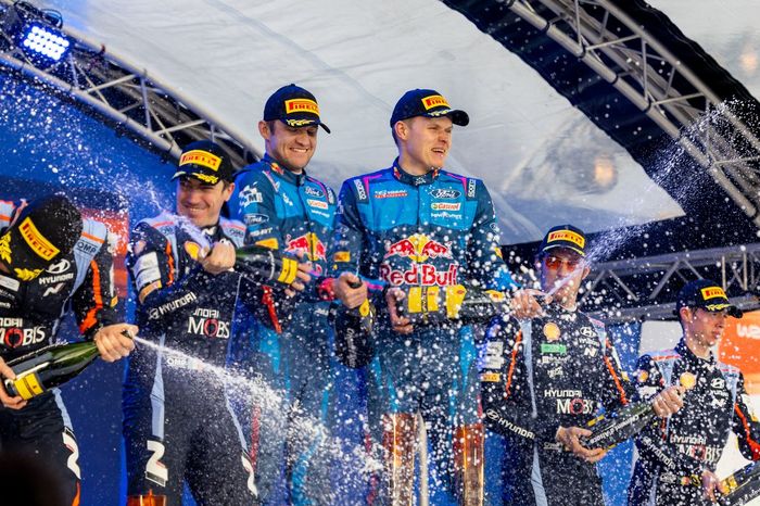 Podio: Ganadores Ott Tänak, Martin Järveoja, M-Sport Ford World Rally Team Ford Puma Rally1, segundos Craig Breen, James Fulton, Hyundai World Rally Team Hyundai i20 N Rally1, terceros Thierry Neuville, Martijn Wydaeghe, Hyundai World Rally Team Hyundai i20 N Rally1
