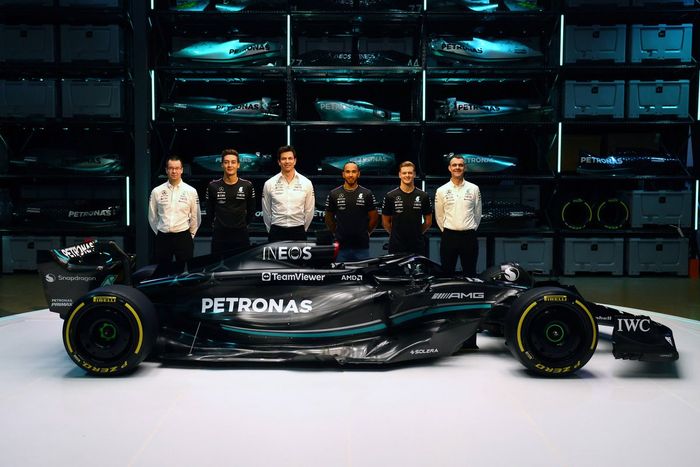 Lewis Hamilton, George Russell, Mick Schumacher, Mercedes Reserve Driver, Toto Wolff, Mercedes F1 Team Team Principal and CEO, Mercedes W14