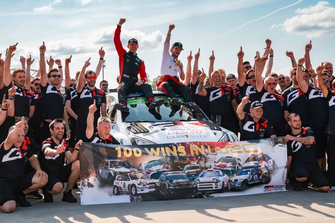 Podium: Zwycięzcy Oliver Solberg, Elliott Edmondson, Toyota Gazoo Racing WRT Toyota GR Yaris Rally1 z zespołem