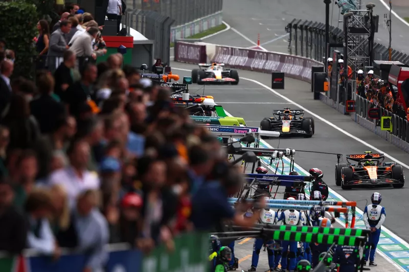 Lando Norris, McLaren, Max Verstappen, Red Bull Racing