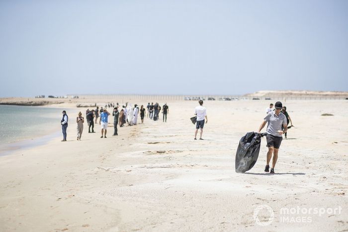 TLahe Extreme E limpia una playa