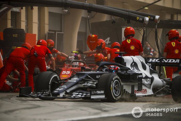 Yuki Tsunoda, AlphaTauri AT02 and Carlos Sainz Jr., Ferrari SF21 