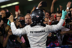 Nico Rosberg, Mercedes AMG F1, fête son titre mondial dans le parc fermé