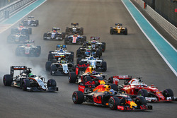 Nico Hulkenberg, Sahara Force India F1 VJM09 y Max Verstappen, Red Bull Racing RB12