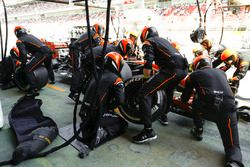 Fernando Alonso, McLaren MCL32, pit stop